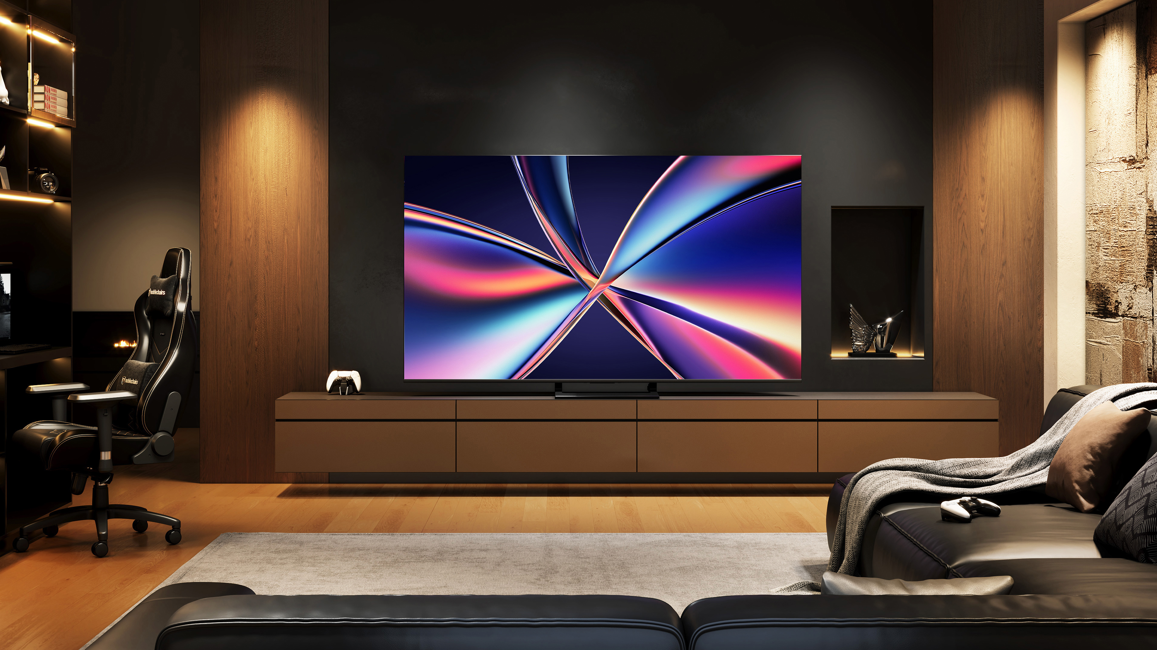 Salon z dużym telewizorem wyświetlającym kolorową sztukę abstrakcyjną. W kadrze znajduje się fotel do gier, sofa i konsola.