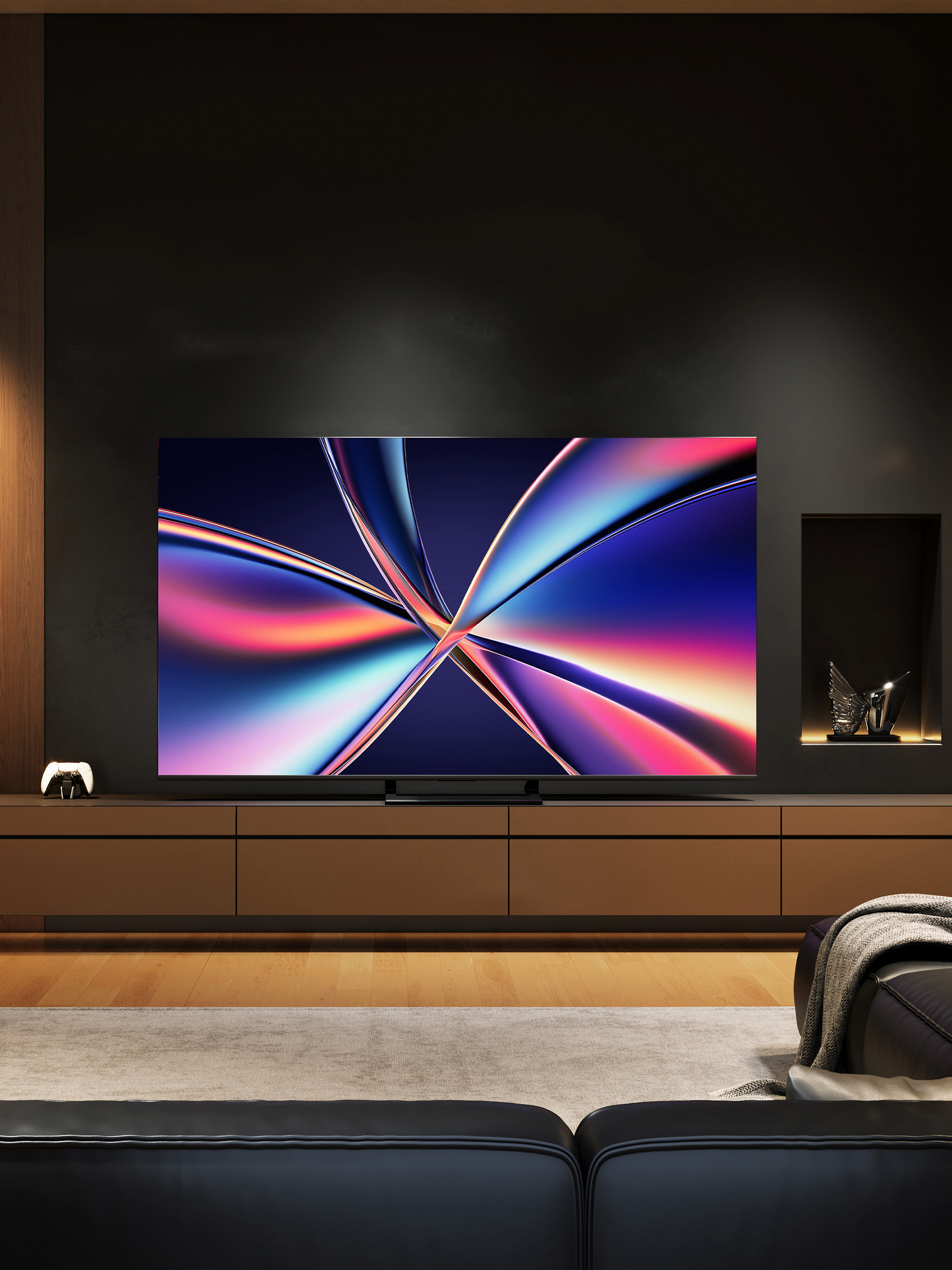 Nowoczesny salon z dużym telewizorem wyświetlającym kolorowy, abstrakcyjny wzór. Widoczna konsola, sofa i dekoracje.