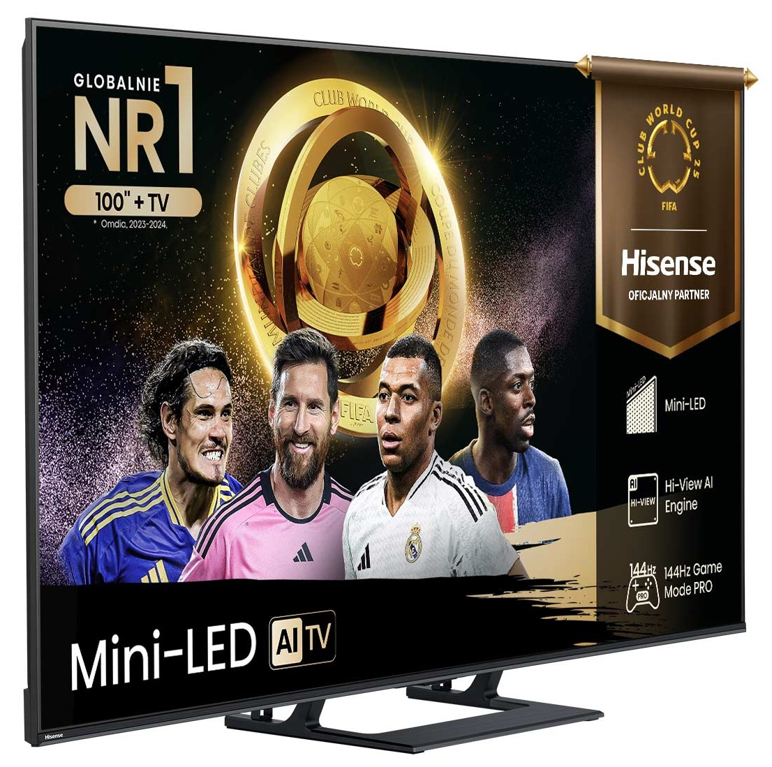 Duży telewizor wyświetla gwiazdy piłki nożnej. Ekran pokazuje logo i słowa 'Mini-LED AI TV'. Hisense jest reklamowany jako partner.