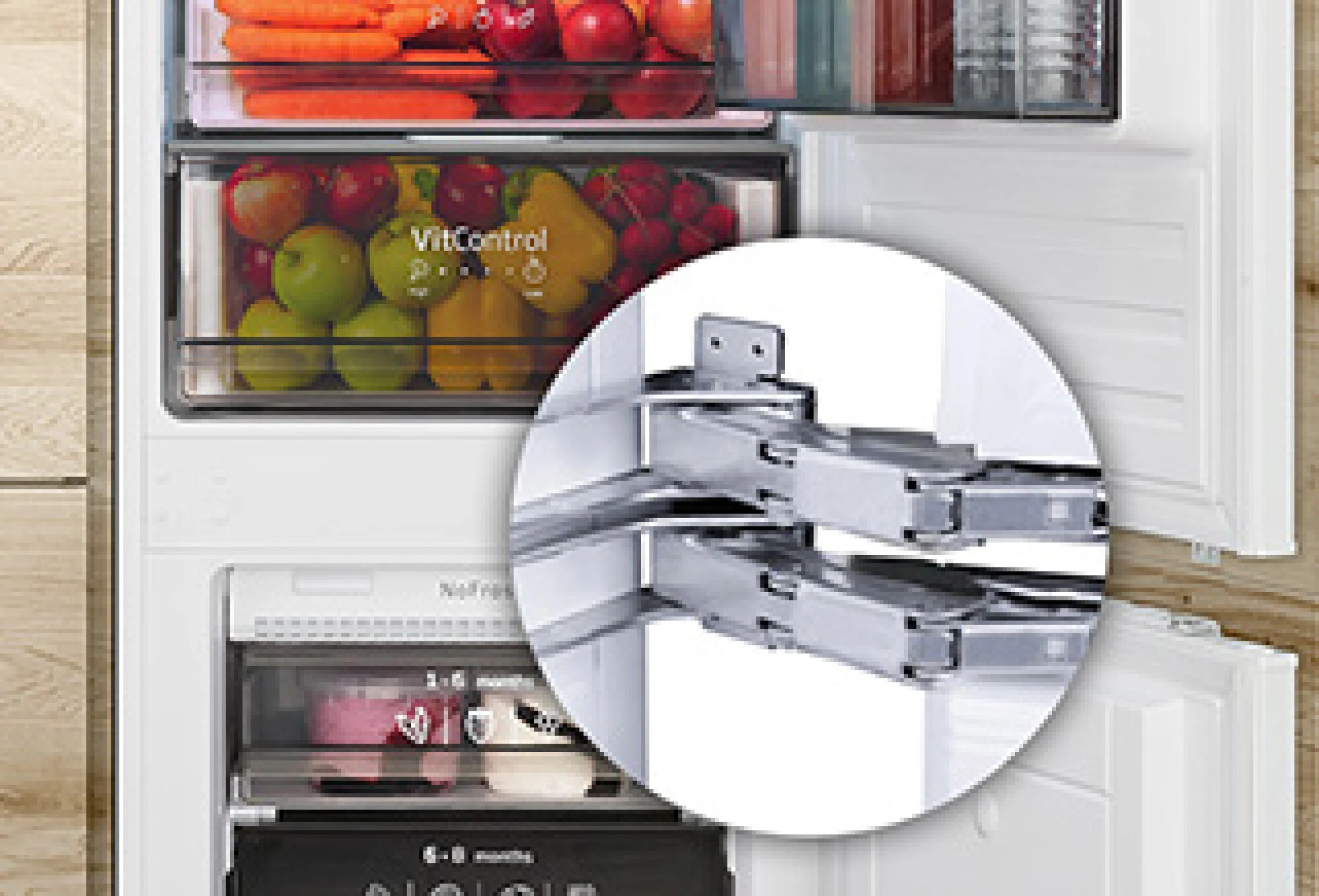 Wnętrze lodówki z owocami i warzywami. Zbliżenie pokazuje zawiasy drzwi. Białe drzwi z drewnianymi panelami.