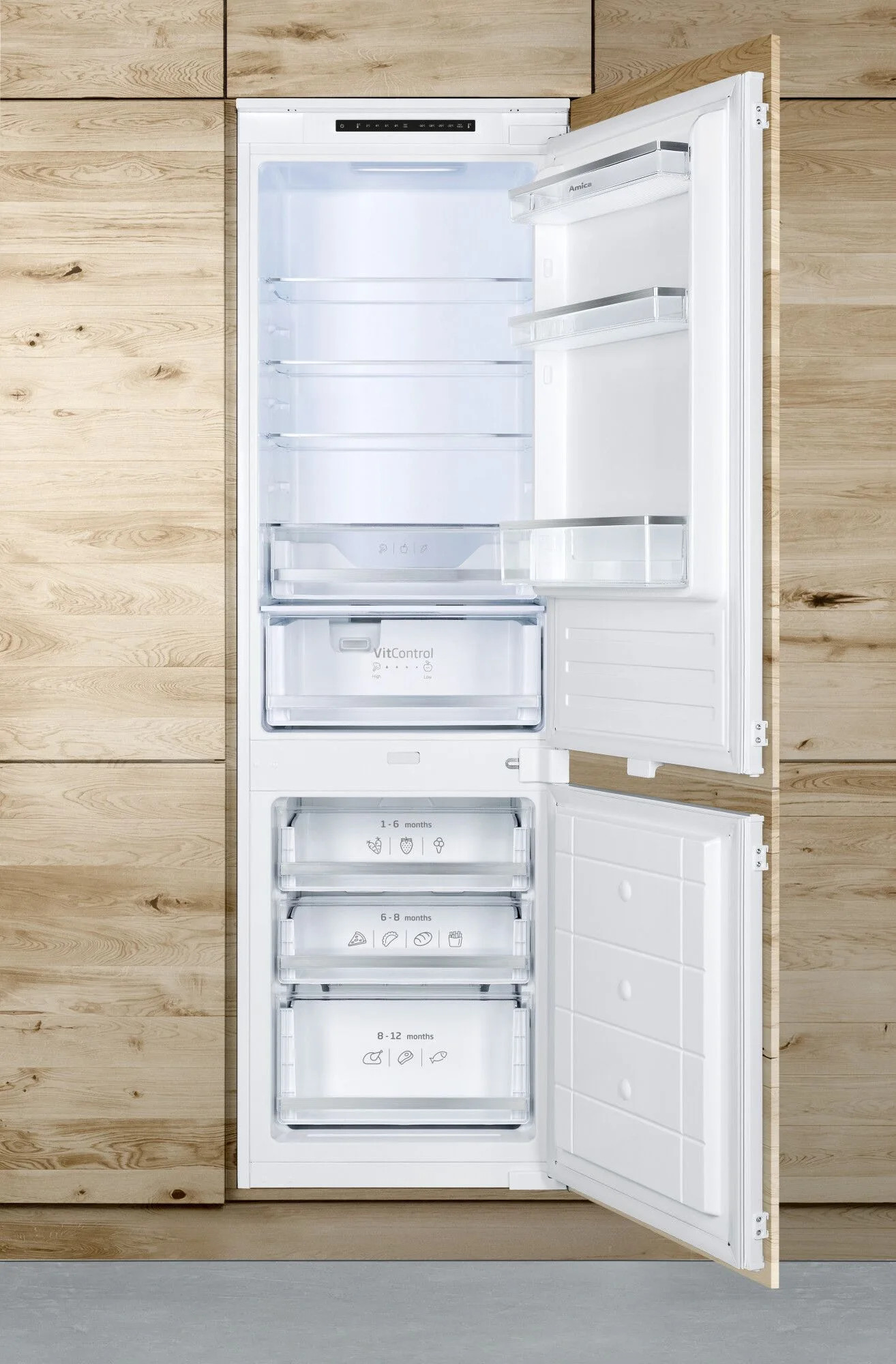 Otwarta biała lodówka z półkami i szufladami na drewnianym tle. Drzwi są uchylone.