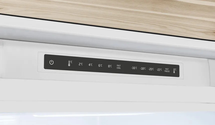 Zbliżenie panelu sterowania lodówki. Ma przycisk włączania/wyłączania, ustawienia temperatury i opcje szybkiego chłodzenia/zamrażania.