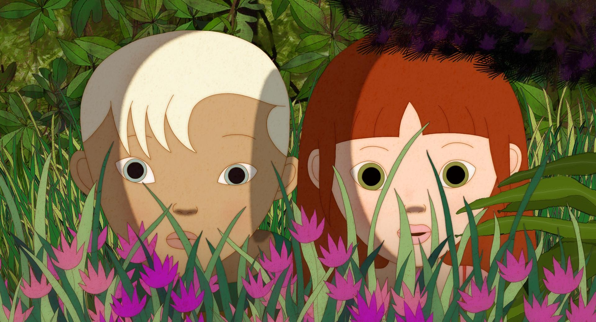 Zwei Kinder spähen durch Blumen und Gras. Einer hat helles Haar, der andere rot, beide mit weiten Augen, in einer Waldszene.