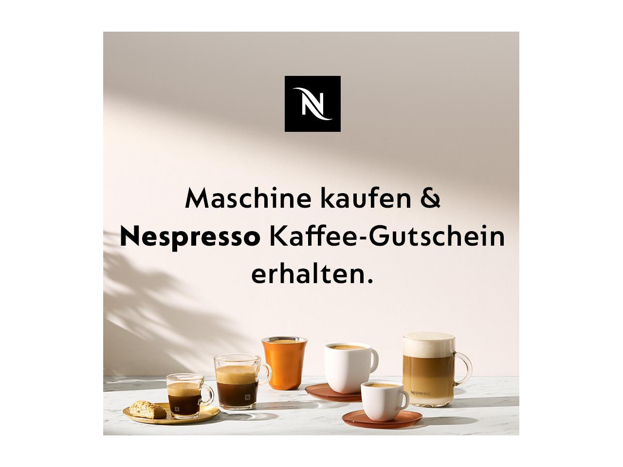 Das Bild zeigt Kaffeetassen und ein Nespresso-Logo. Der Text lautet: 'Maschine kaufen & Nespresso Kaffee-Gutschein erhalten.'