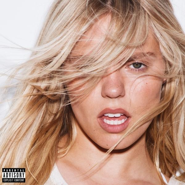 Gesicht einer blonden Frau, Haare wehen. Ein Auge ist sichtbar. Weißer Hintergrund. Parental Advisory-Label unten links.