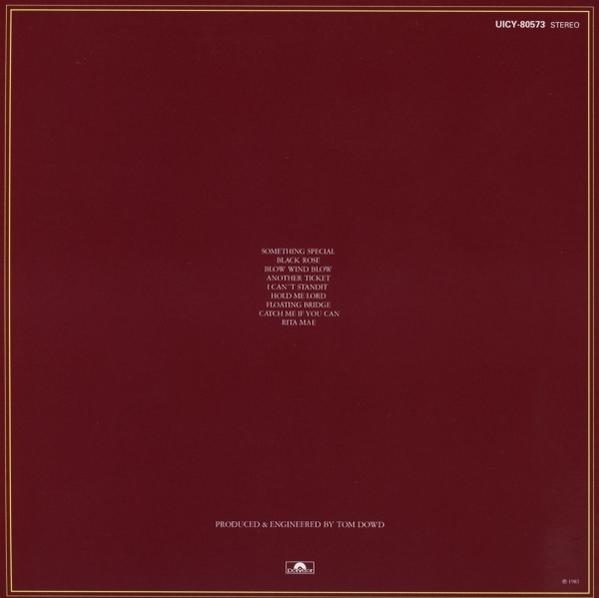Rotes Albumcover mit Songtiteln und Produktionsdetails in Weiß und Gold.