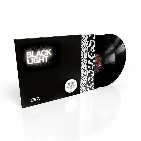 Ein Vinyl-Schallplattenalbum, schwarzer Einband mit weißem Text, schwarze Schallplatten sichtbar. Album mit dem Titel 'Groove Black Light Armada'.