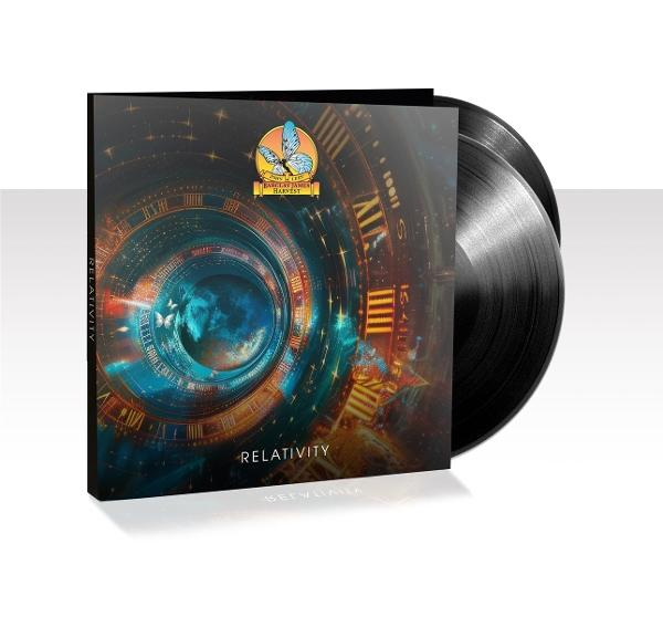 Vinyl-Schallplattenalbumcover mit einem Uhrdesign und dem Wort RELATIVITY. Zwei schwarze Schallplatten sind rechts sichtbar.