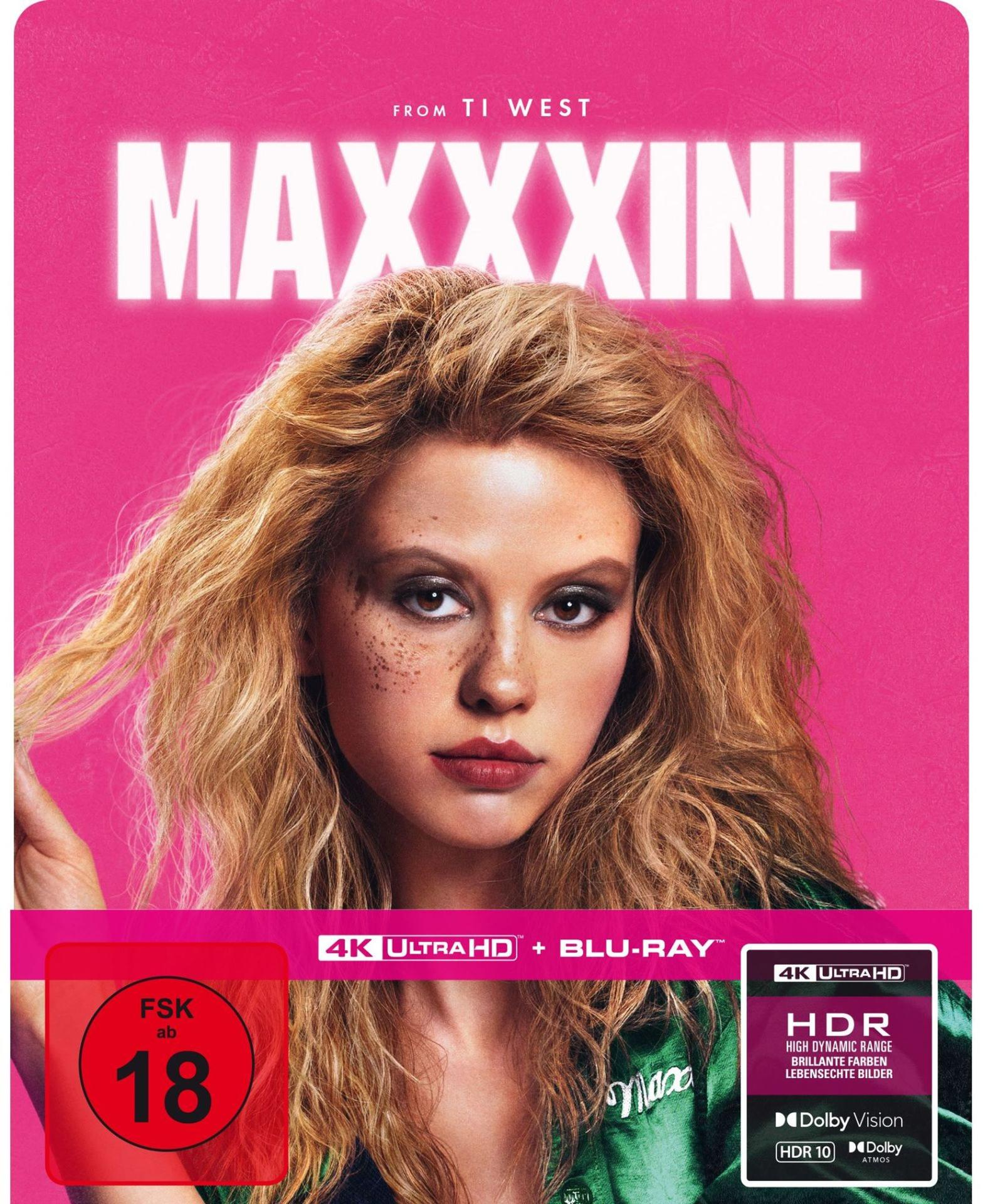Filmplakat für 'MAXXXINE'. Eine Frau mit blonden Haaren und rotem Lippenstift ist zentriert. Pinker Hintergrund mit Text und Symbolen.