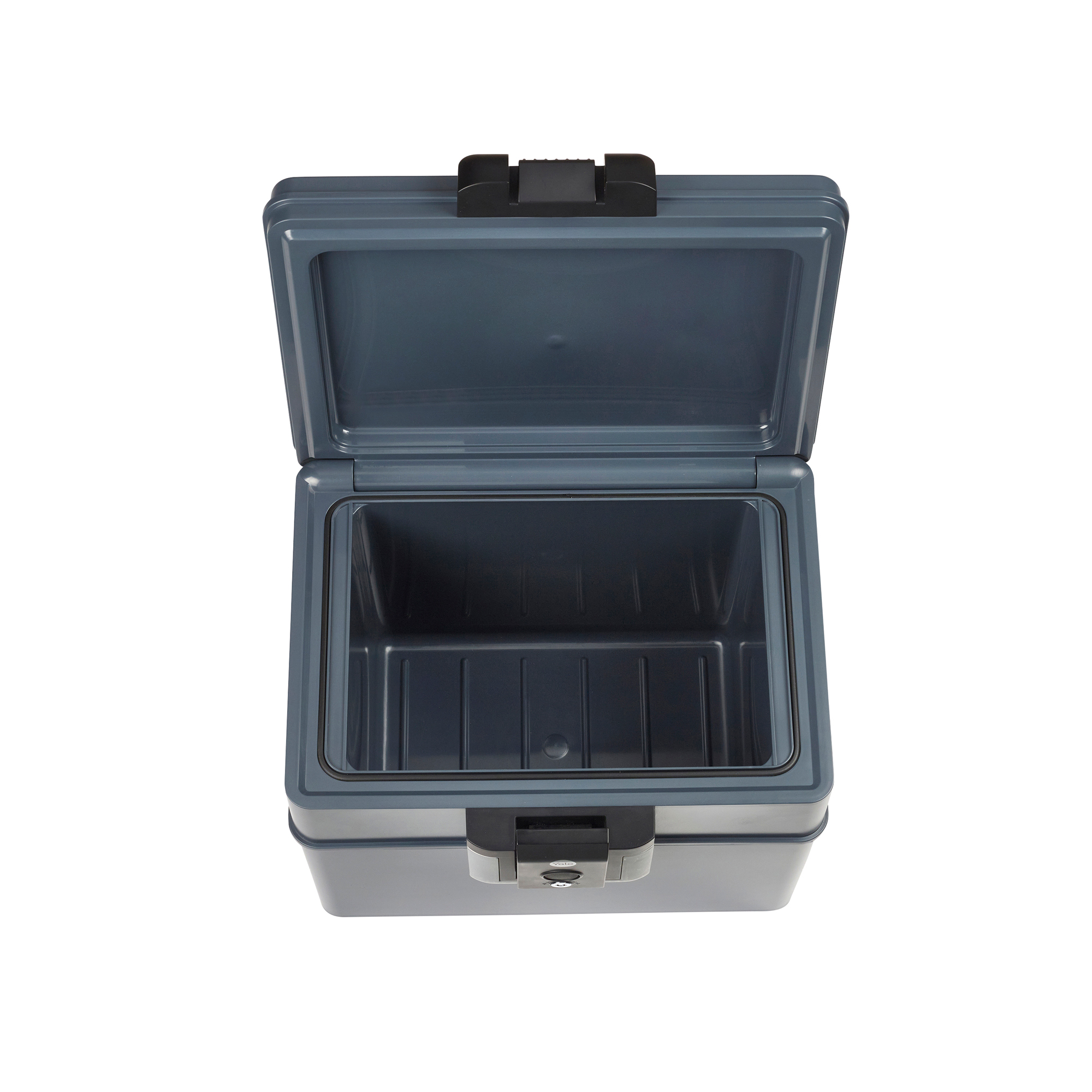 Eine offene, graue, rechteckige Safe-Box mit schwarzem Griff und Schloss. Der Hintergrund ist schlicht weiß.
