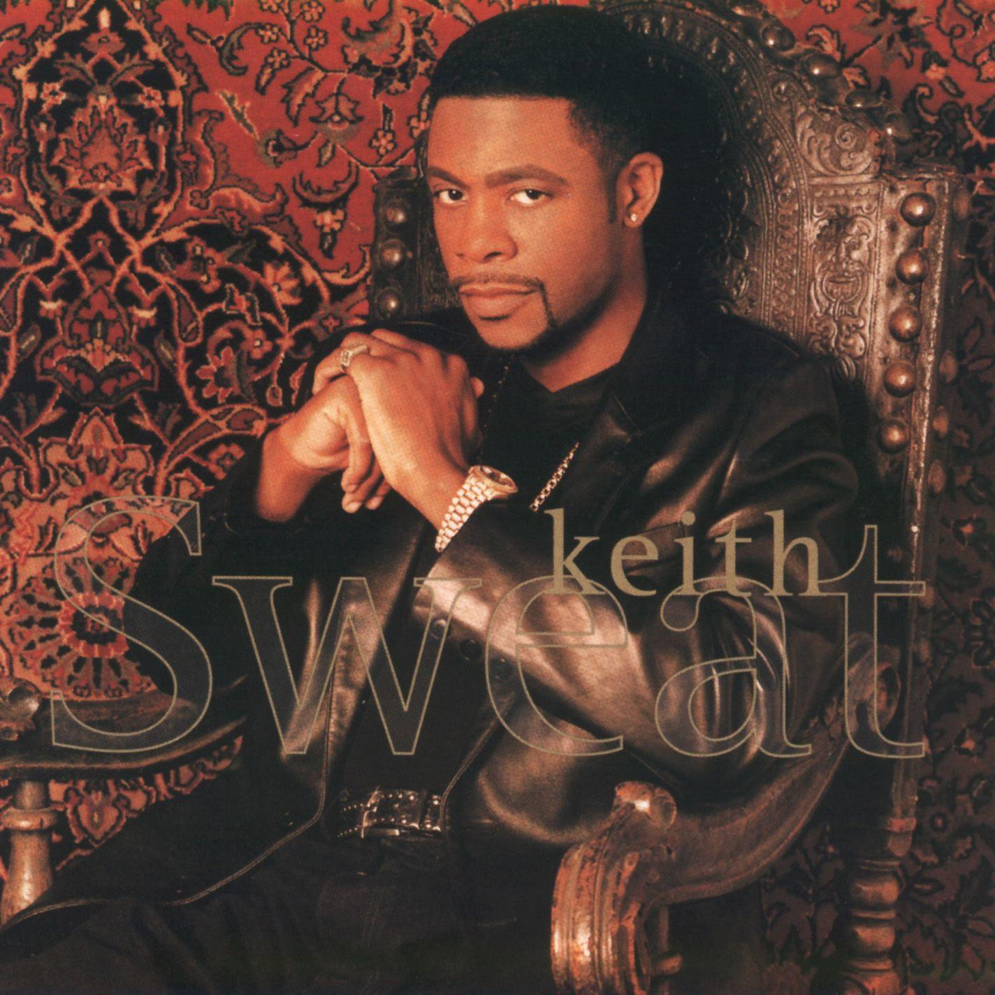 Keith Sweat egy székben ül, fekete bőrdzsekiben. A háttérben egy mintás szőnyeg és a SWEAT szó látható.