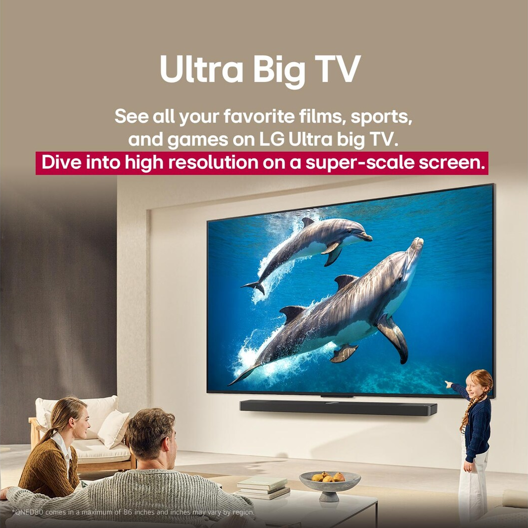 Eine Familie schaut einen großen Fernseher mit Delfinen. Ein Mädchen zeigt auf den Bildschirm. Das Zimmer hat ein modernes Design.