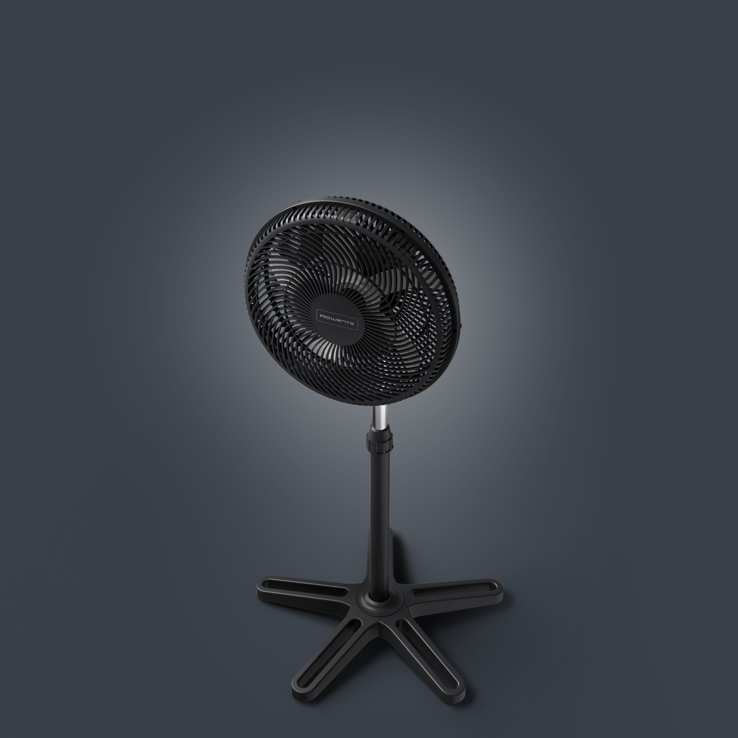 Un ventilador de pie negro, marca Rowenta, sobre un fondo gris. El ventilador está enfocado.