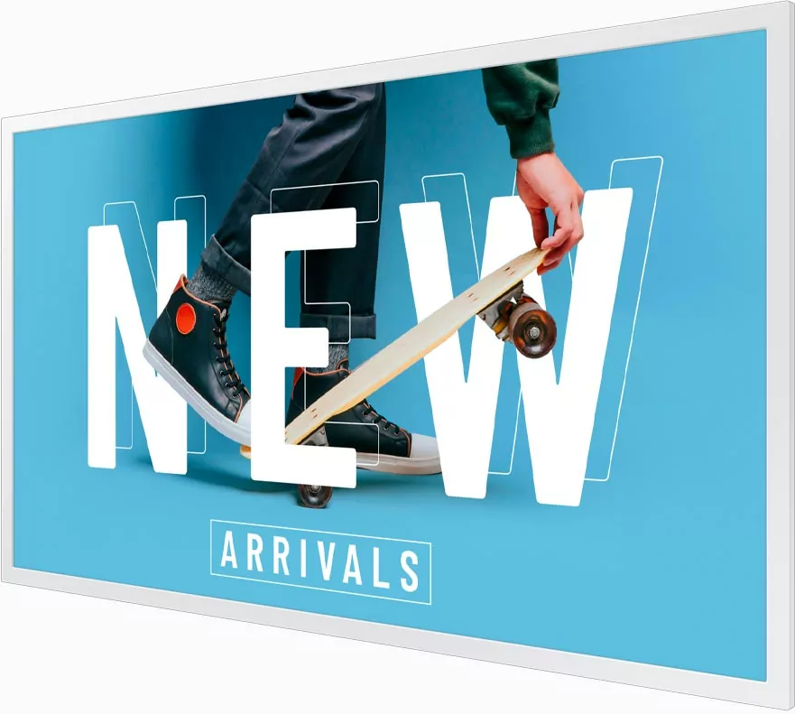 Eine Person hält ein Skateboard mit dem Text 'NEUE ANKÜNFTE'. Der Hintergrund ist blau, mit schwarzen Schuhen und einem grünen Hemdärmel.