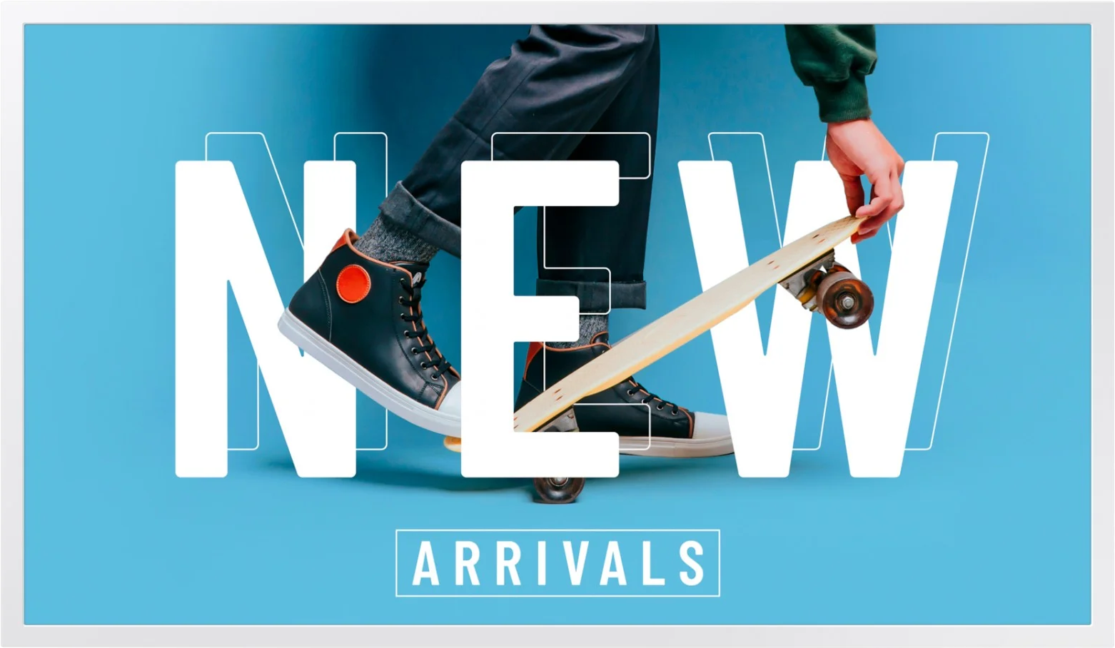 Person mit schwarzen Schuhen auf Skateboard, das Wort NEW ist überlagert. Text NEW ARRIVALS auf blauem Hintergrund.