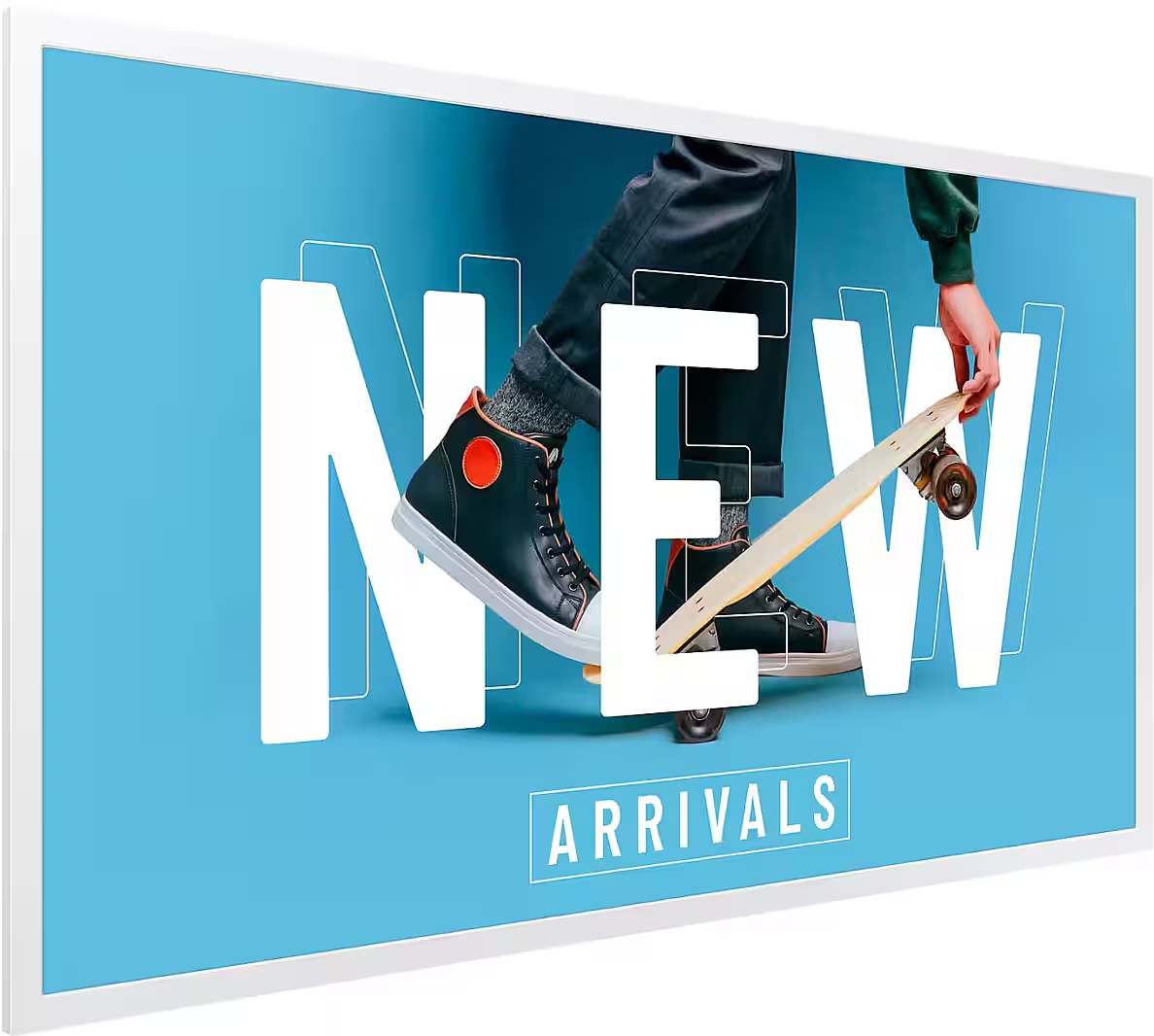 Eine Person mit Skateboard und schwarzen Stiefeln mit orangefarbenen Kreisen steht vor dem Wort NEW und ARRIVALS auf blauem Hintergrund.