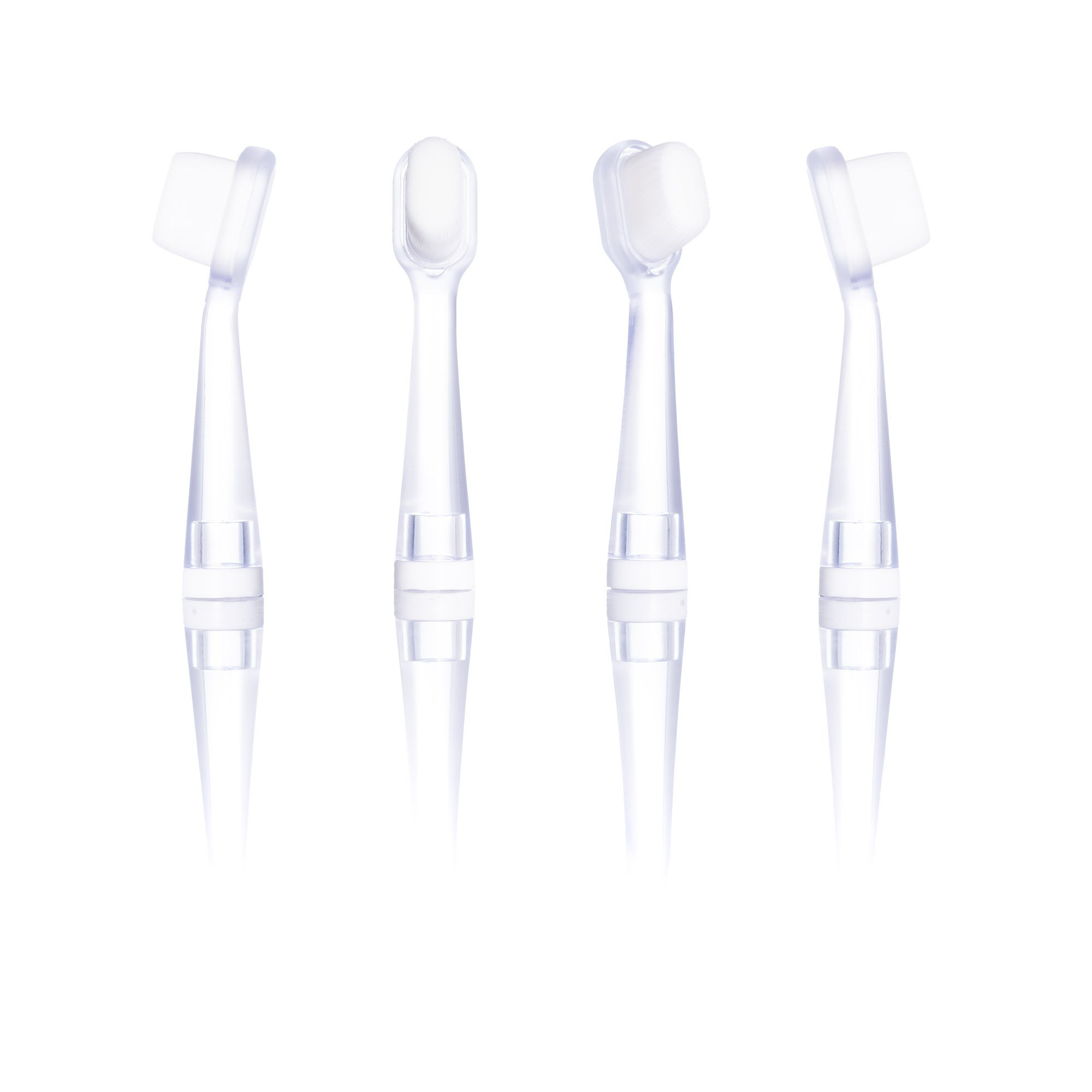 Cztery przezroczyste, plastikowe szczoteczki do zębów na białym tle. Każda ma białą główkę z włosiem i przezroczysty uchwyt.