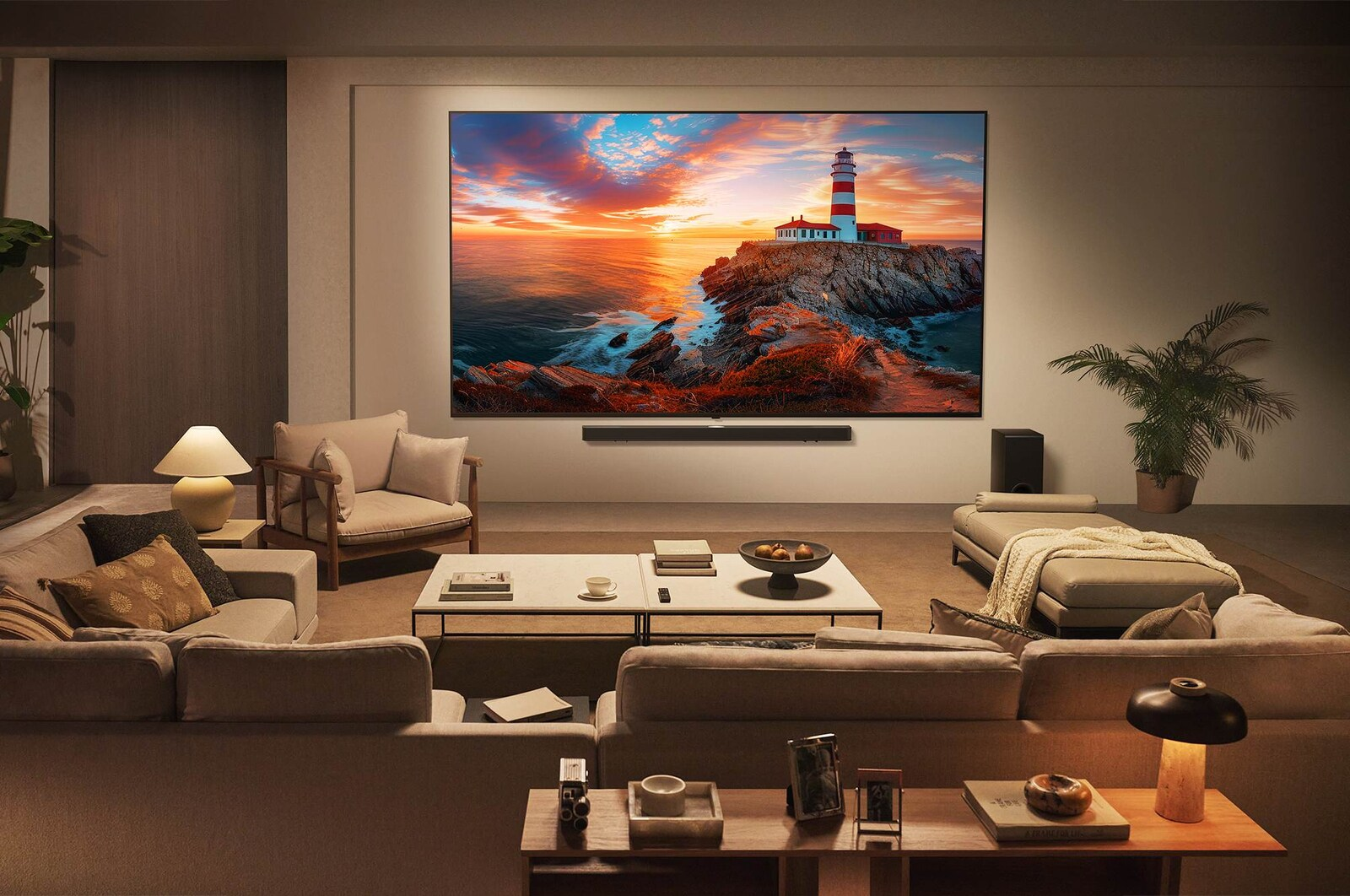 Soggiorno con grande TV che mostra un faro. Divani, sedie e un tavolino creano un'atmosfera accogliente.