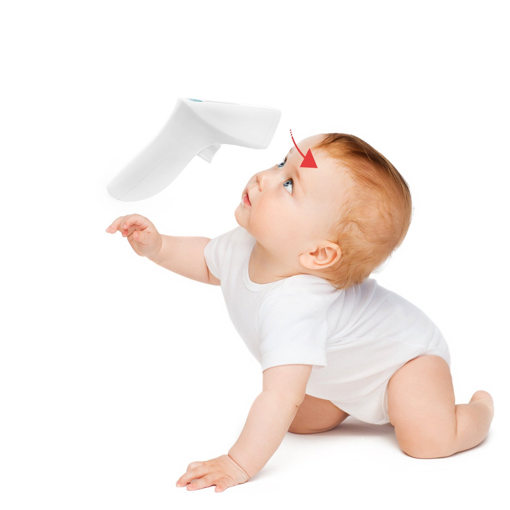 Dziecko w białym body pełza w kierunku termometru. Czerwona strzałka wskazuje czoło dziecka.