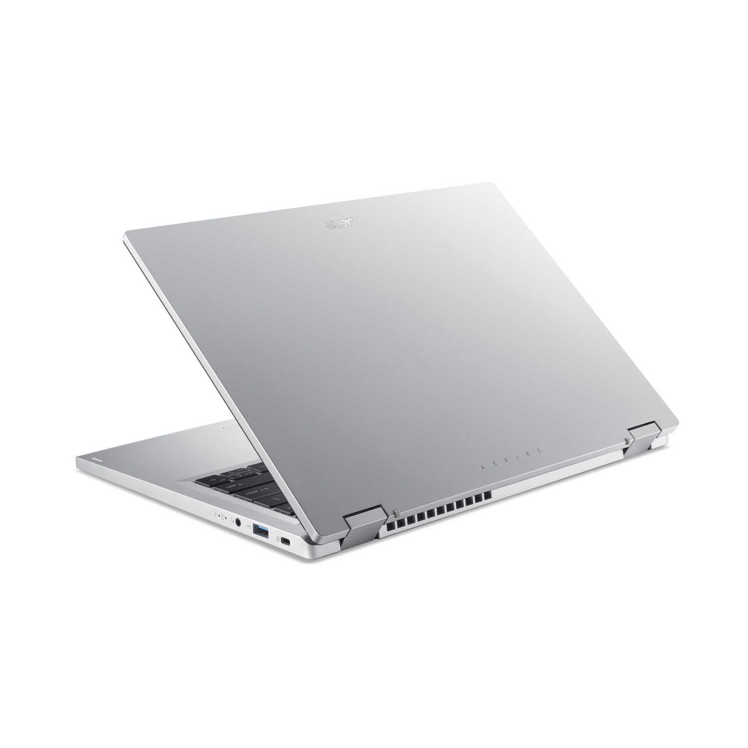 Een zilveren Acer Aspire laptop staat open op een witte achtergrond. Het scherm staat open en toont het toetsenbord en poorten.