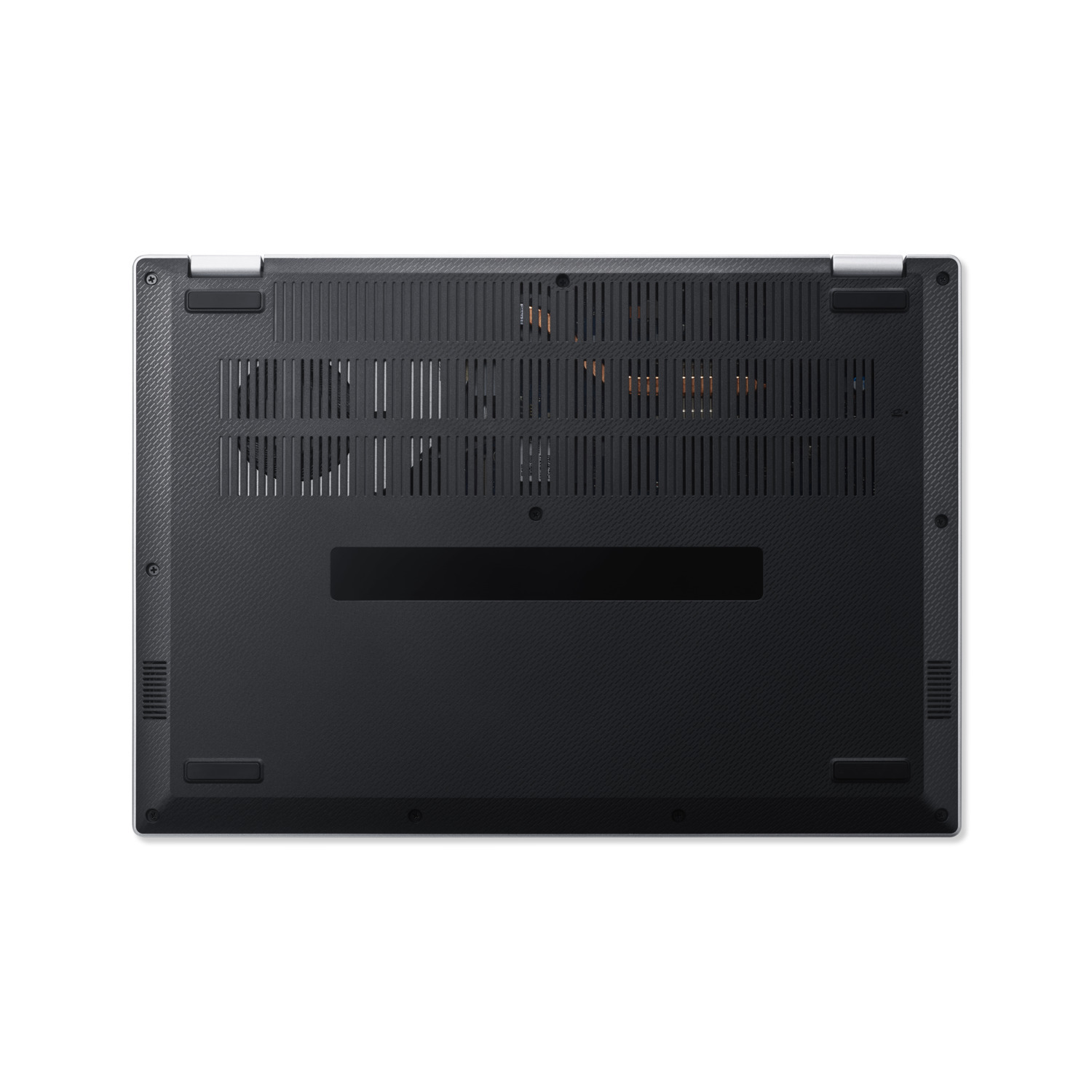 De onderkant van een zwarte laptop op een witte achtergrond. Het heeft ventilatieroosters, rubberen voetjes en een getextureerd oppervlak.