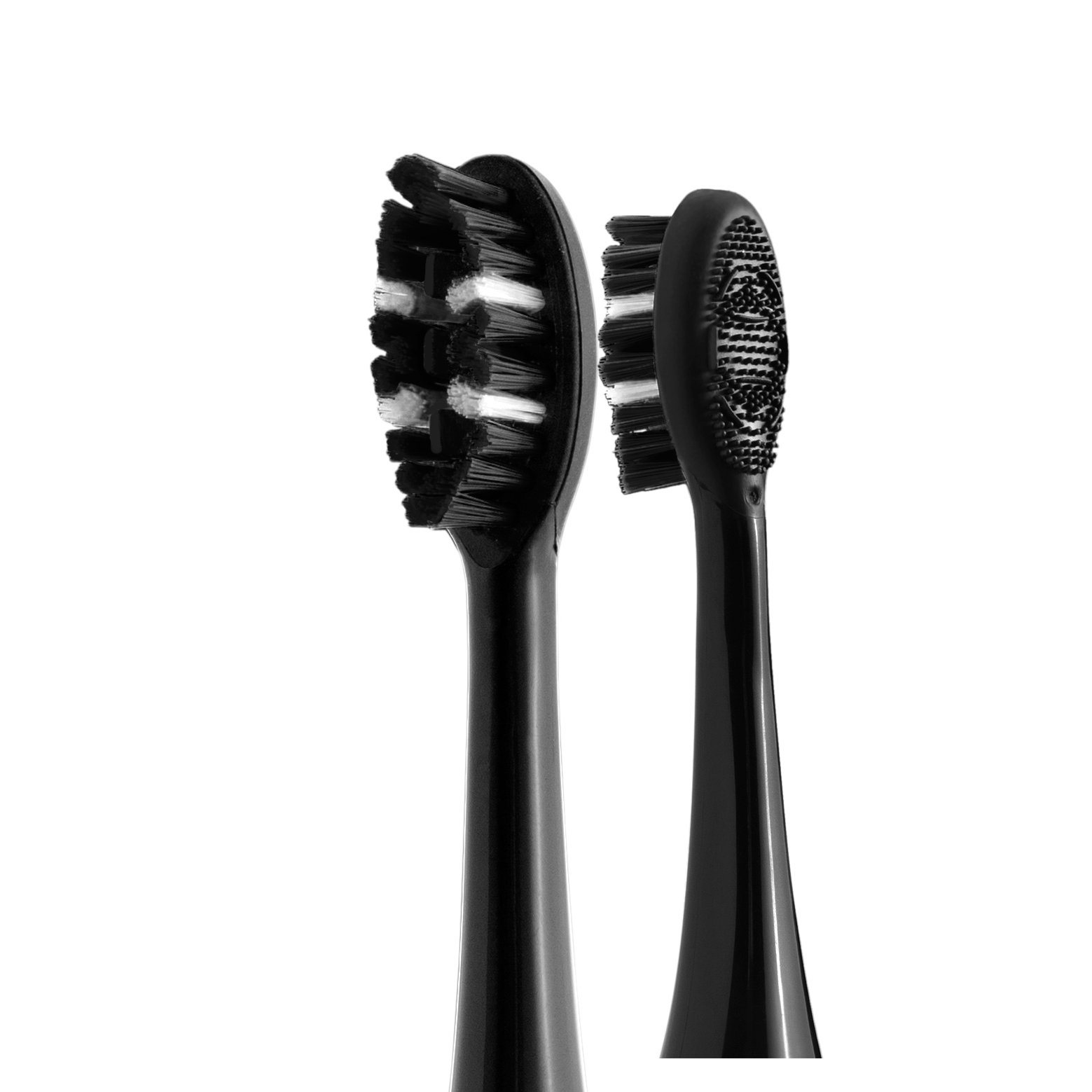 Dwie czarne główki szczoteczki do zębów, jedna z białym włosiem. Główki i uchwyty czarne na białym tle.