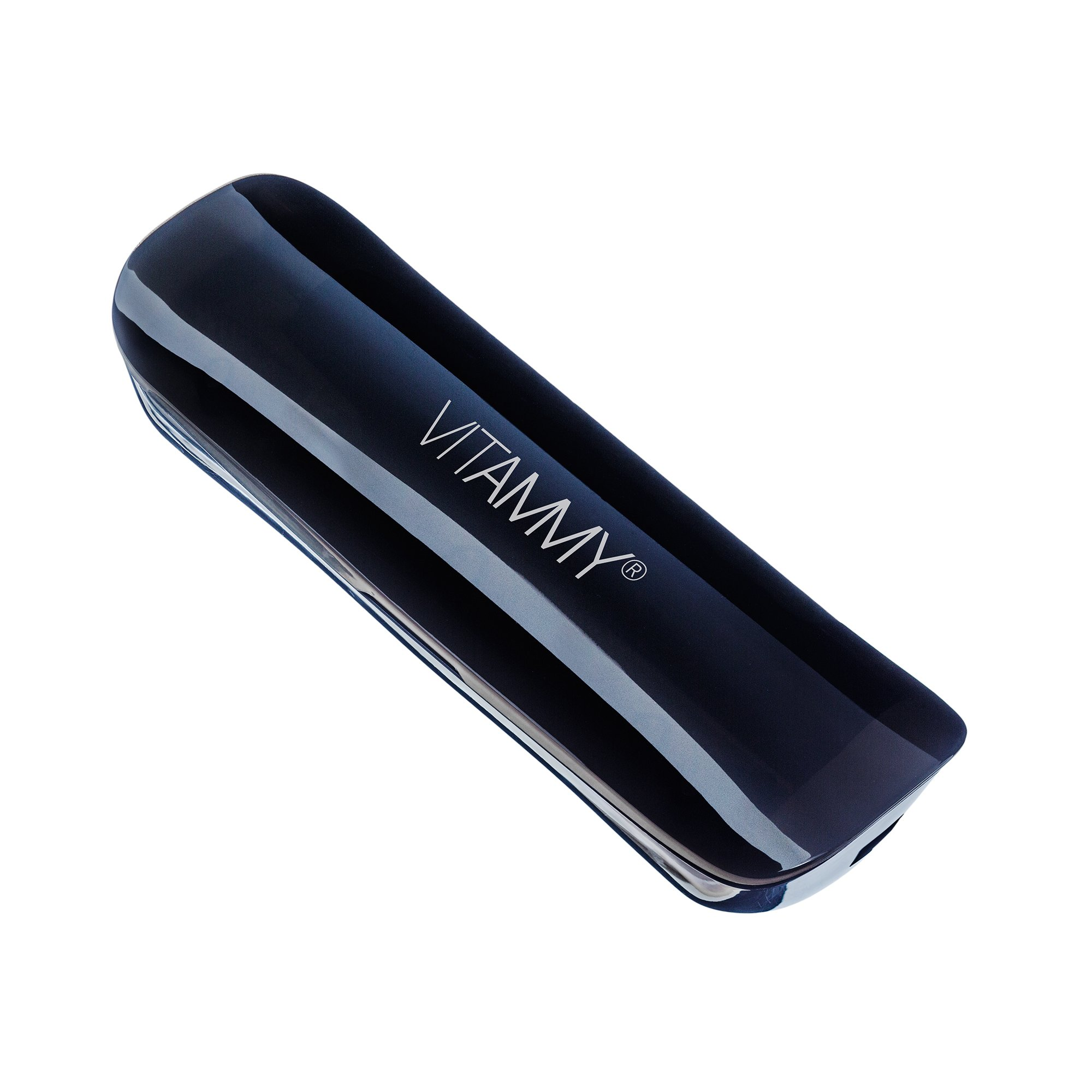 Ciemnoniebieskie prostokątne urządzenie z białym napisem 'VITAMMY'. Jest na białym tle.