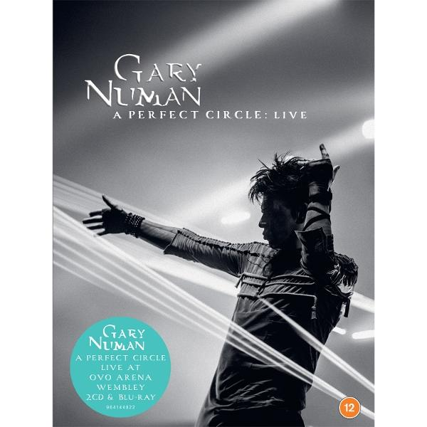 Schwarz-Weiß-Bild von Gary Numan auf der Bühne. Er performt, Arme ausgestreckt. Der Titel "A Perfect Circle: Live" ist sichtbar.