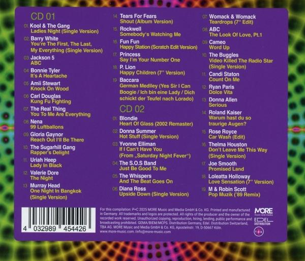 CD-Cover mit Songtiteln und Künstlern. Lila Hintergrund. Mit Barcode und dem MORE-Logo.