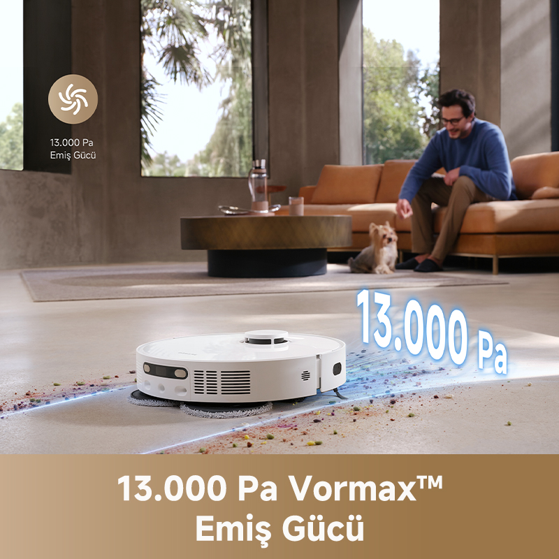 Beyaz bir robot süpürge zemini temizliyor. Bir adam bir köpekle kanepede oturuyor. Görüntü temizleme gücünü gösteriyor.