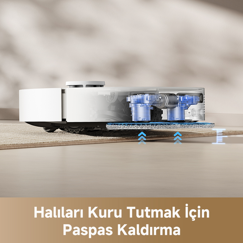 Beyaz bir robot süpürge paspasını kaldırarak ıslak halıları önlüyor. Mavi kısımlar kaldırma mekanizmasını gösteriyor. Altta metin var.