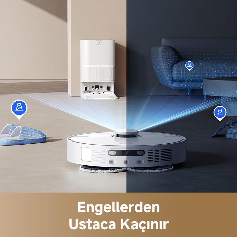 Beyaz bir robot süpürge, terlik, bir kanepe ve bir yerleştirme istasyonu. Süpürge engellerden kaçınıyor.
