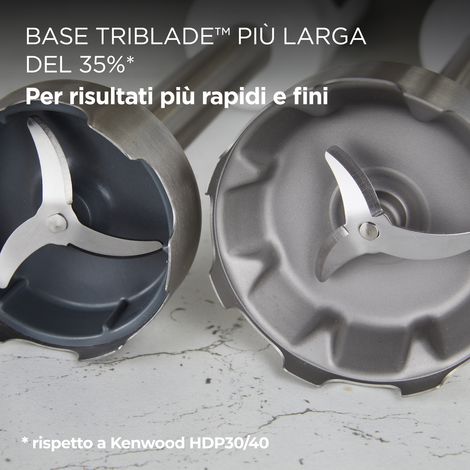Primo piano di due lame del frullatore. Testi: Base Triblade più grande del 35%, per risultati più rapidi e fini. Confronto con Kenwood HDP30/40.