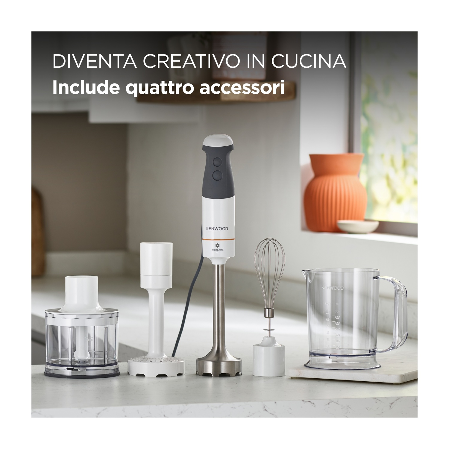 Un set di elettrodomestici da cucina Kenwood con quattro accessori è in mostra. Include un frullatore, un tritatutto, una frusta e una brocca graduata.