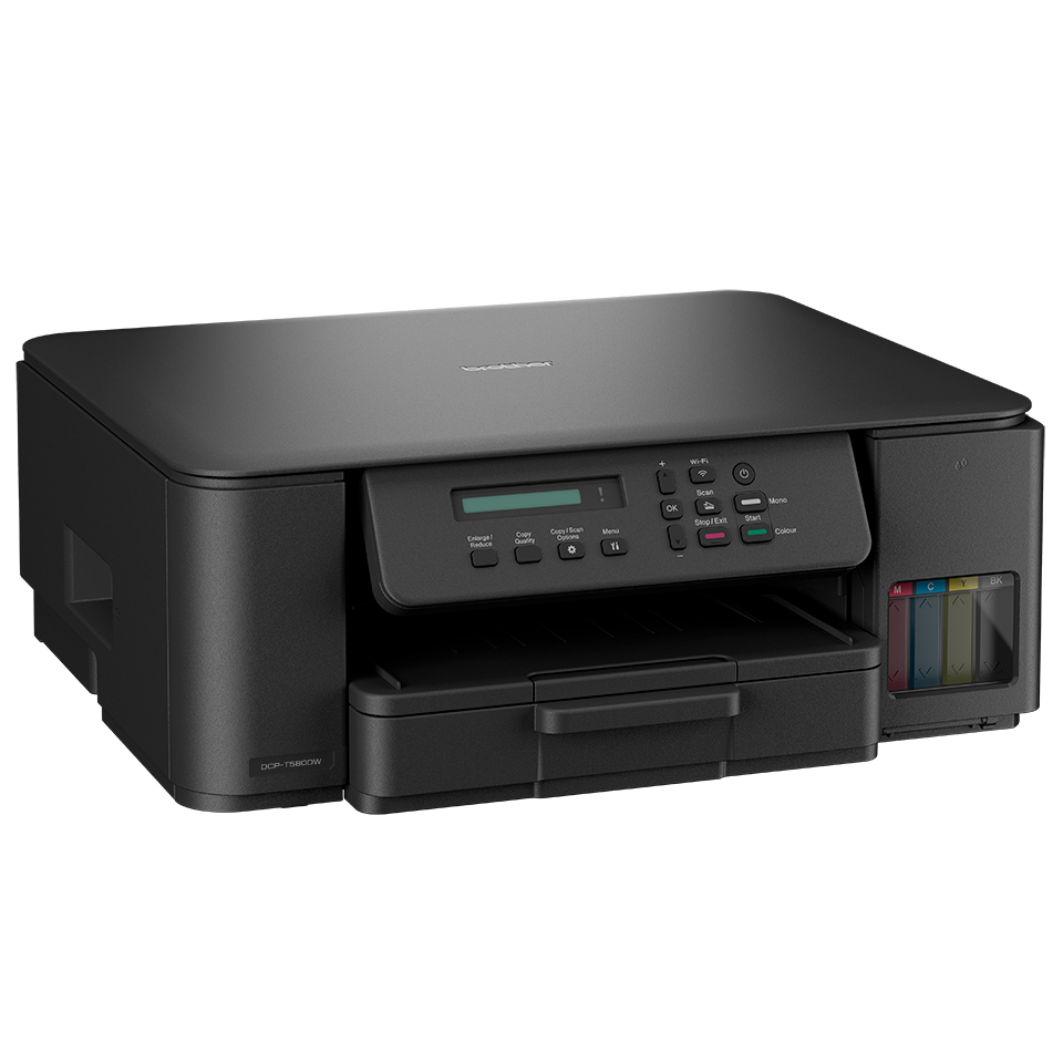 Ein schwarzer Brother DCP-T580W-Drucker. Er hat ein Bedienfeld und Tintenpatronen auf der rechten Seite. Das Papierfach ist geöffnet.