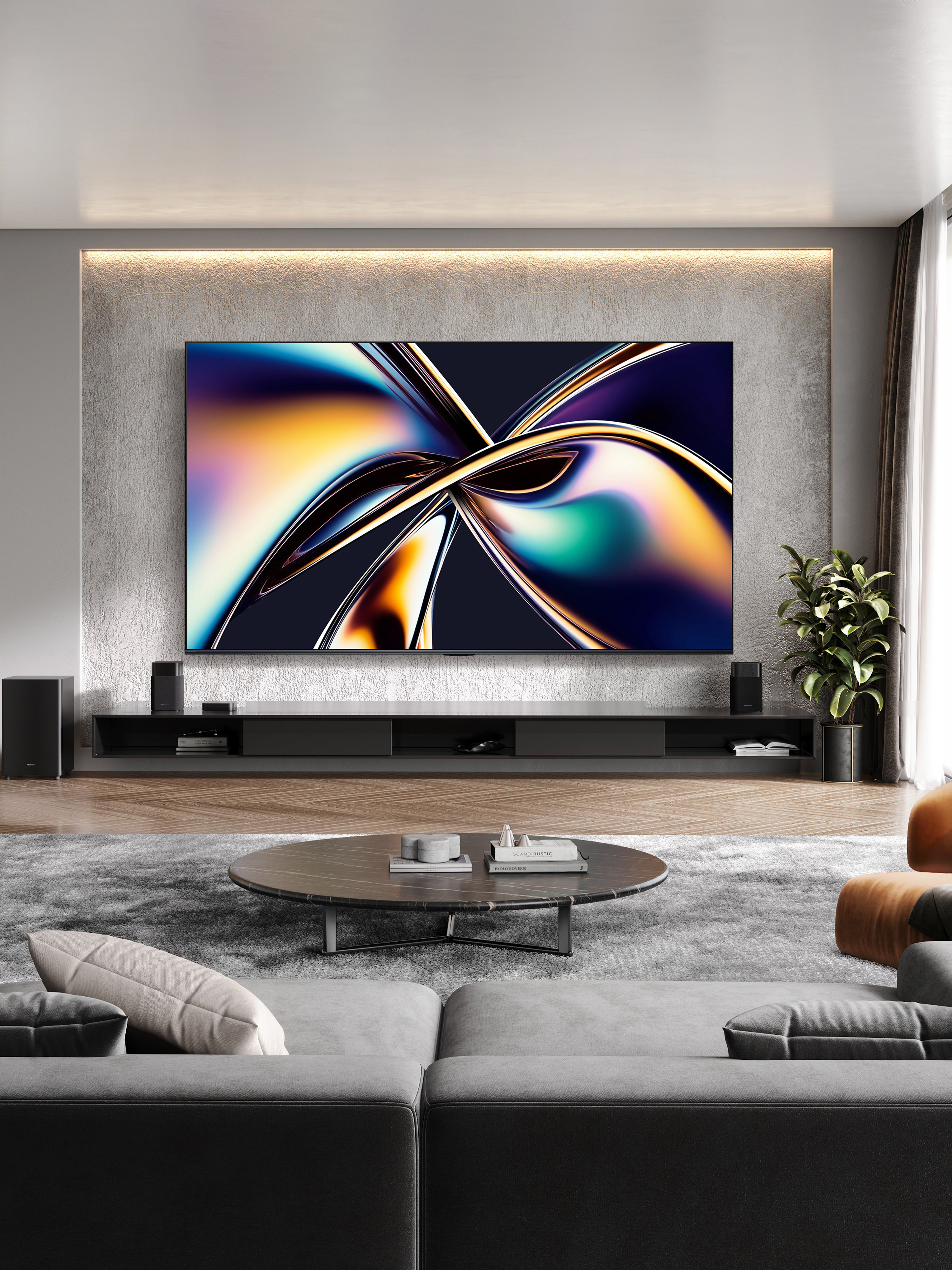 Nowoczesny salon z dużym telewizorem wyświetlającym sztukę abstrakcyjną. Posiada sofę, stolik kawowy i roślinę.