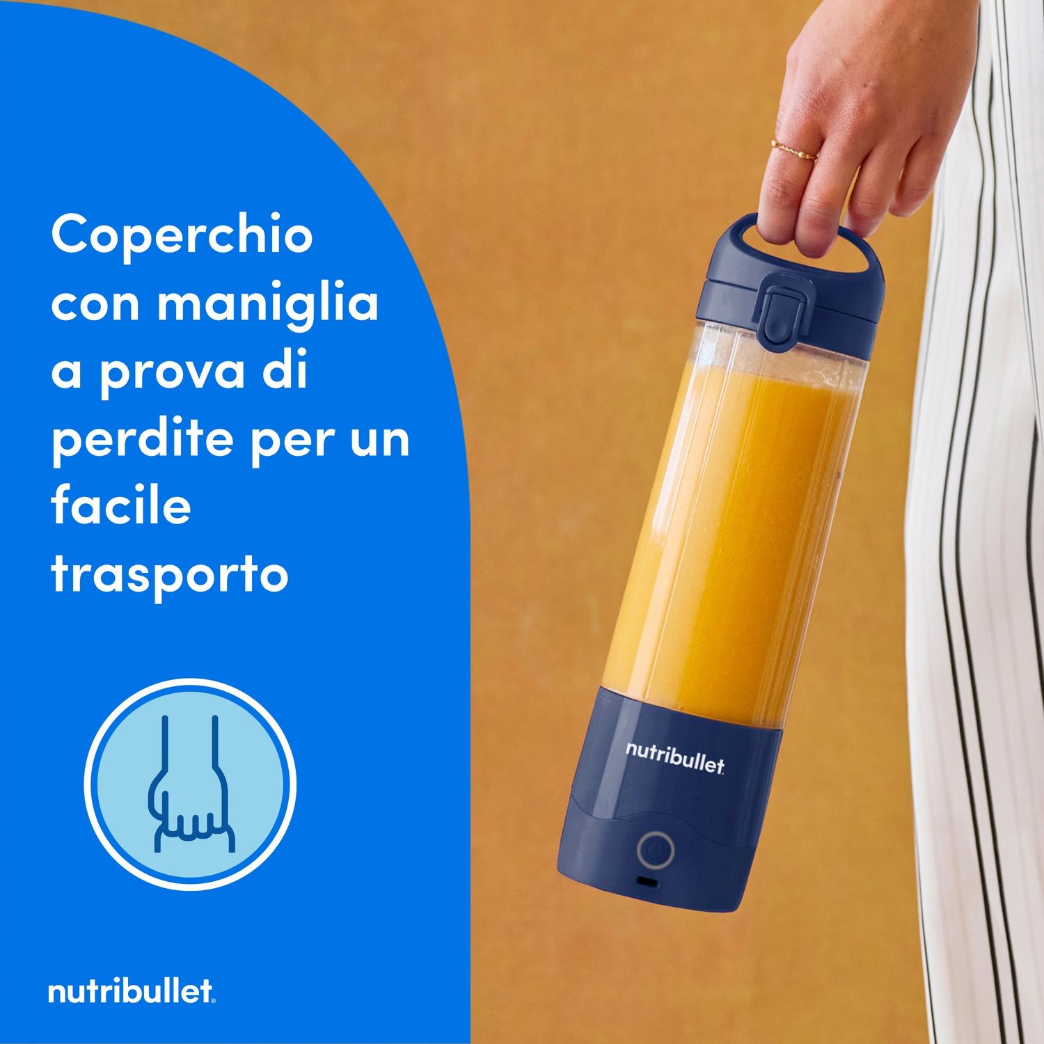 Una persona tiene in mano un Nutribullet blu e trasparente pieno di liquido arancione. Lo sfondo è arancione e una forma blu con testo.