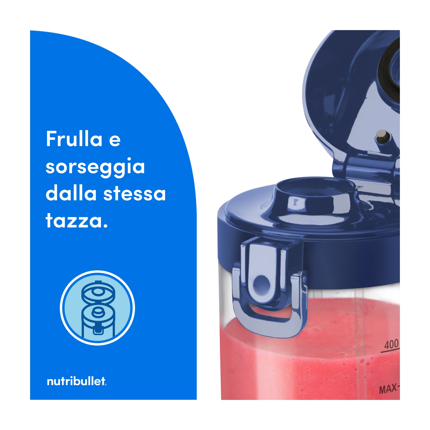 Un frullatore blu parzialmente aperto con liquido rosso all'interno. Coperchio blu sollevato. Testo: 'Frulla e sorseggia dalla stessa tazza.'