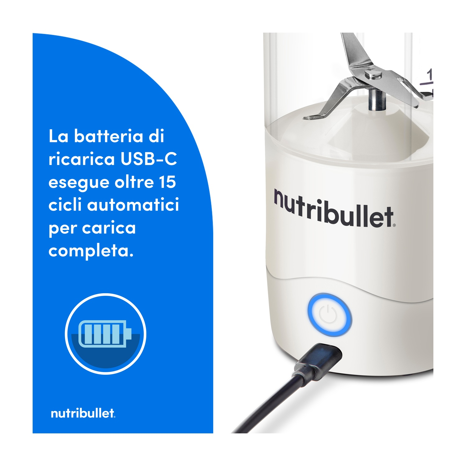 Un frullatore Nutribullet bianco con pulsante di accensione blu e cavo USB-C collegato. Un pannello blu mostra testo in italiano.