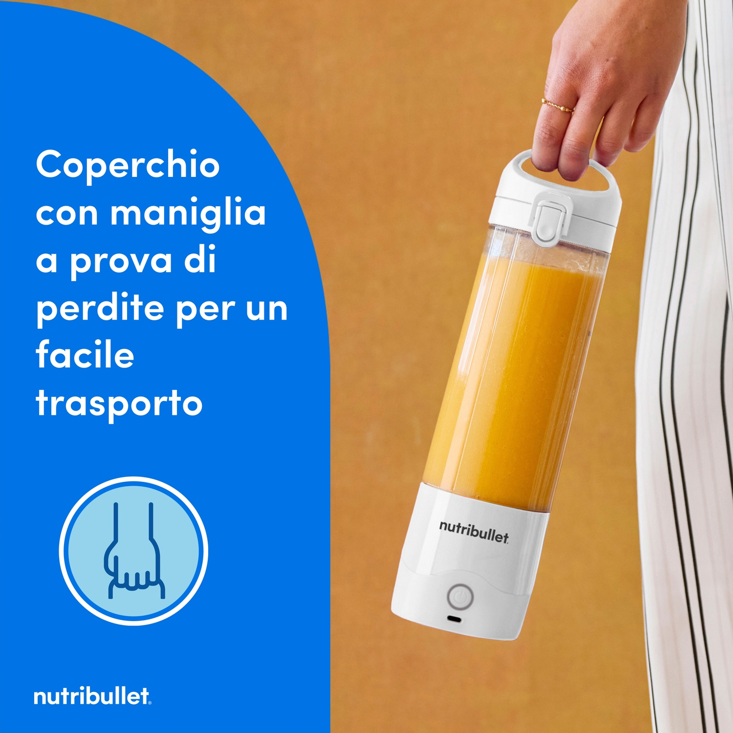 Una persona tiene in mano un Nutribullet bianco con liquido arancione. La bottiglia è contro uno sfondo arancione.