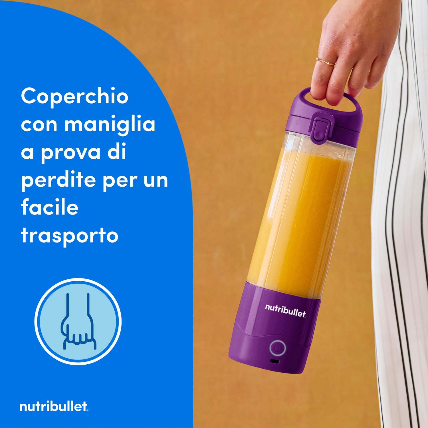 Una persona tiene in mano un Nutribullet viola e trasparente pieno di liquido arancione. Lo sfondo è arancione, con testo e un cerchio blu.