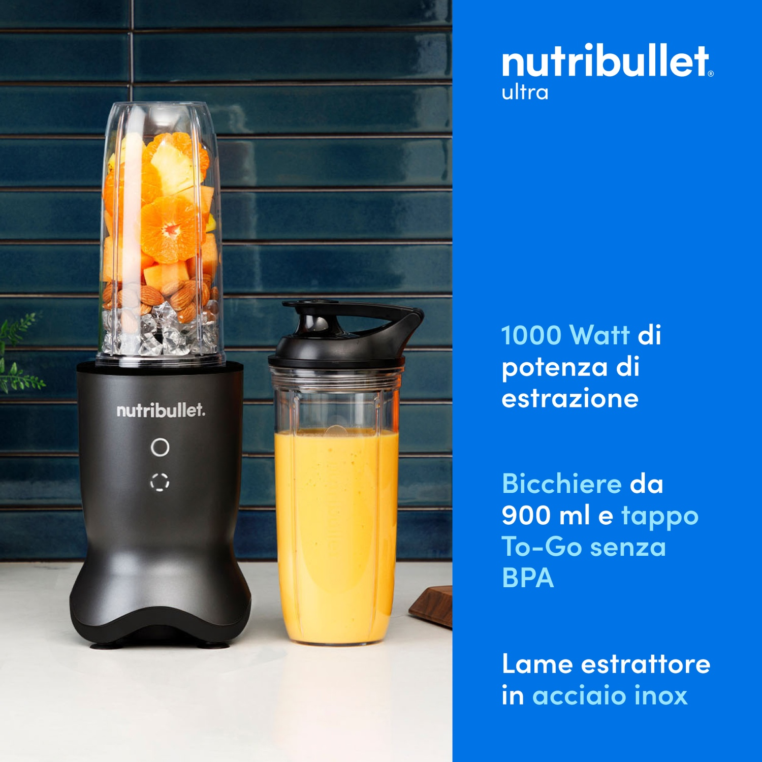 Frullatore Nutribullet con ingredienti nel contenitore, una tazza piena e dettagli del prodotto su sfondo blu.
