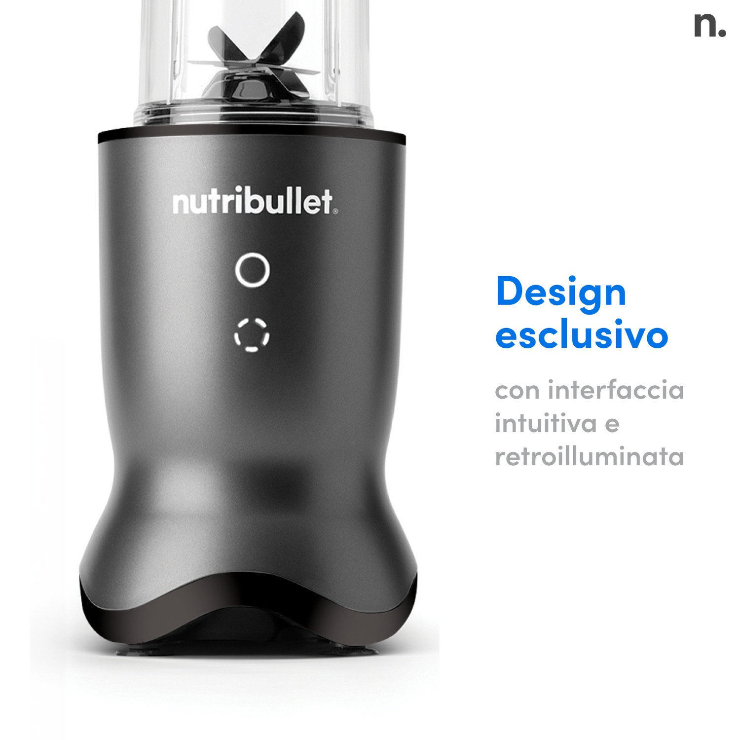 Un frullatore Nutribullet con base grigia e parte superiore trasparente, con testo 'Design esclusivo' e 'nutribullet' sul davanti, sfondo bianco.
