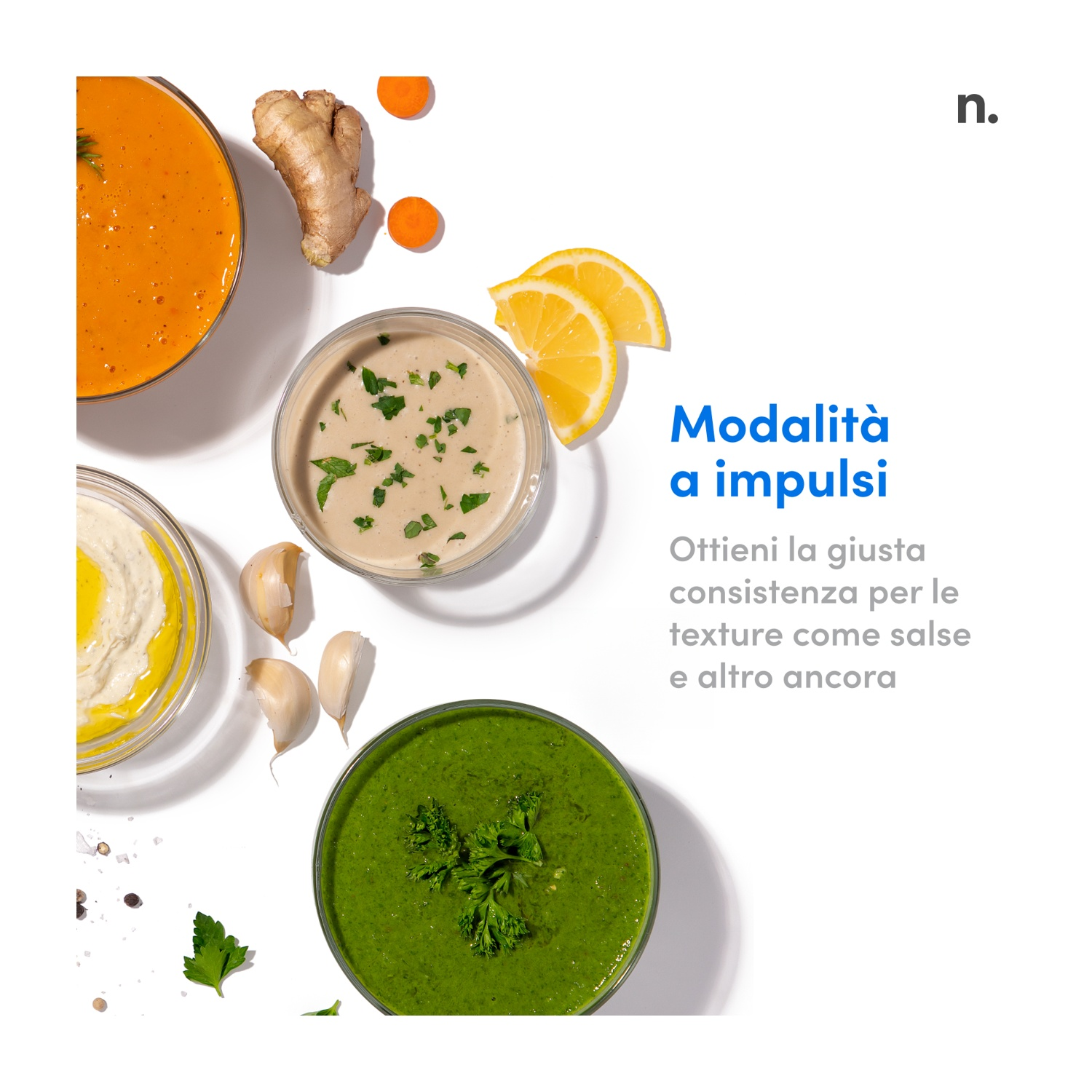 Vista dall'alto di quattro ciotole di vetro con salse: arancione, beige, bianco e verde. Gli ingredienti includono zenzero, limone e aglio.