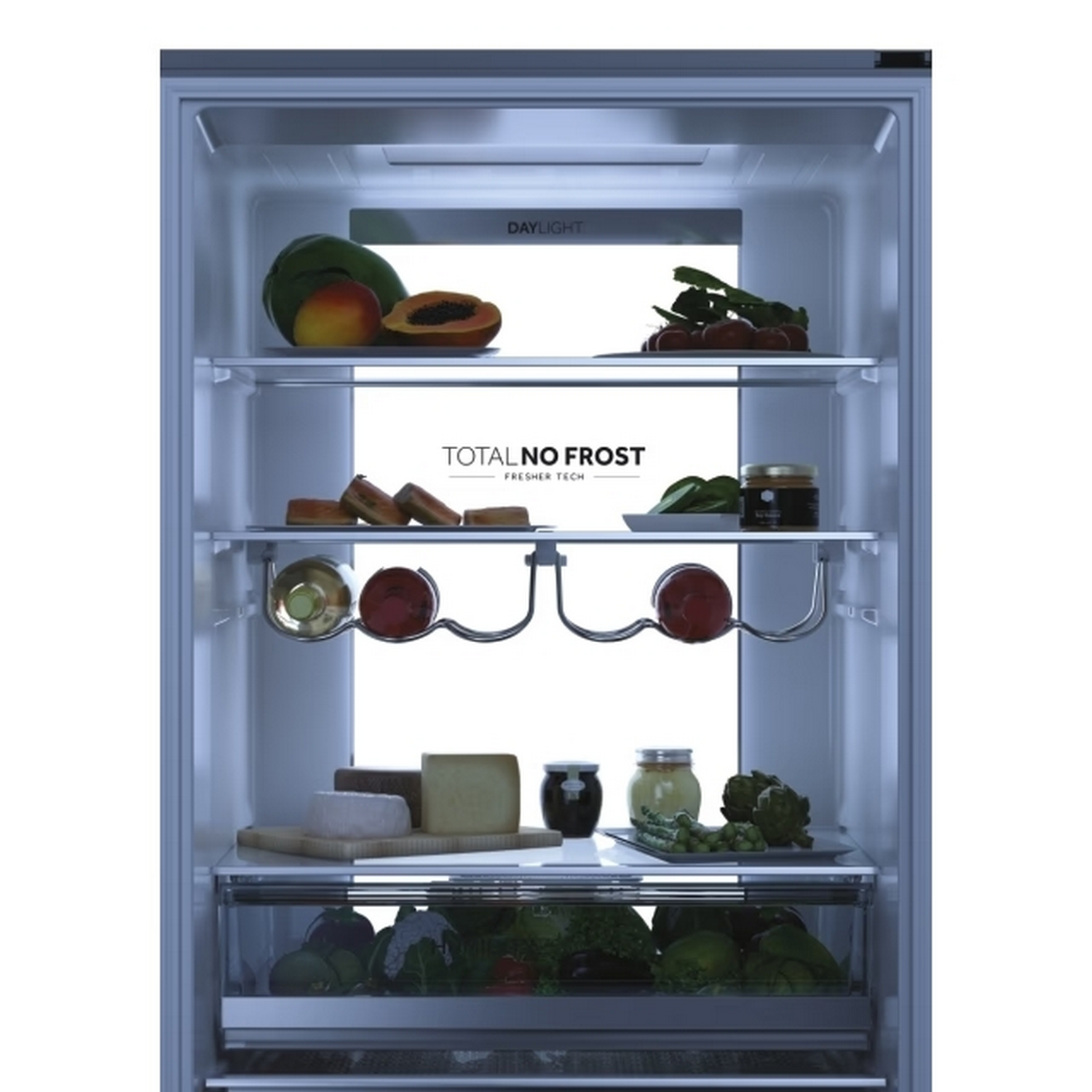 Interior de un refrigerador con frutas, verduras, queso, botellas de vino y tarros. Visible una etiqueta 'Total No Frost'.