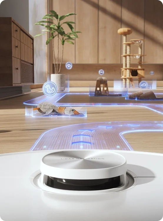 Egy robotporszívó navigál egy szobában, ahol egy növény, macskafa és egy kacsa játék található.