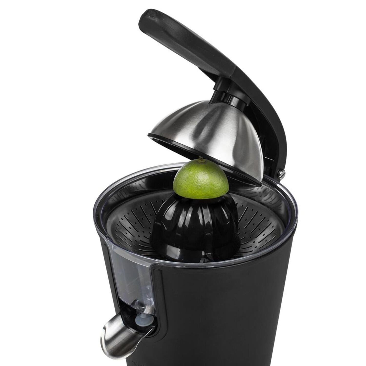Een zwarte en zilveren citruspers met een limoen erop. De citruspers wordt gebruikt.