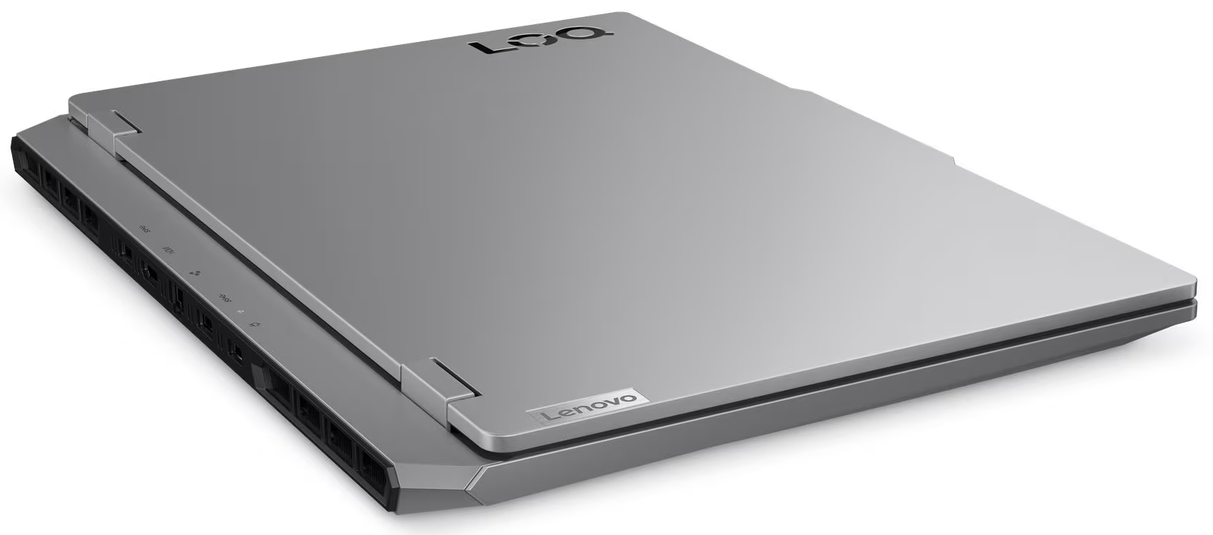 Egy ezüst Lenovo laptop kissé nyitva van. A tetején logó és a márkanév látható. Alul portok vannak.