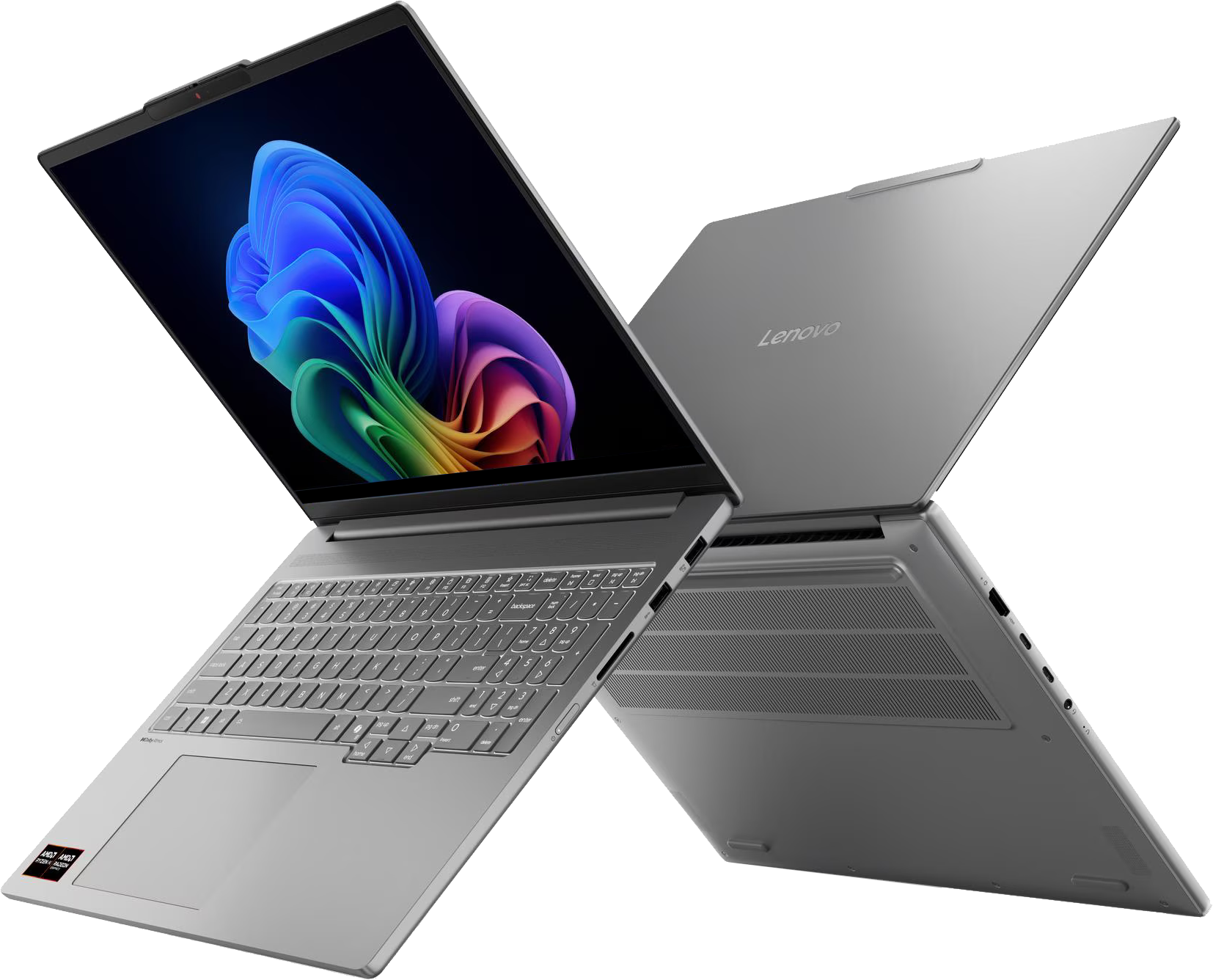 Két ezüst Lenovo laptop van nyitva, egy színes örvénylést mutatva a képernyőn. A háttér fehér.