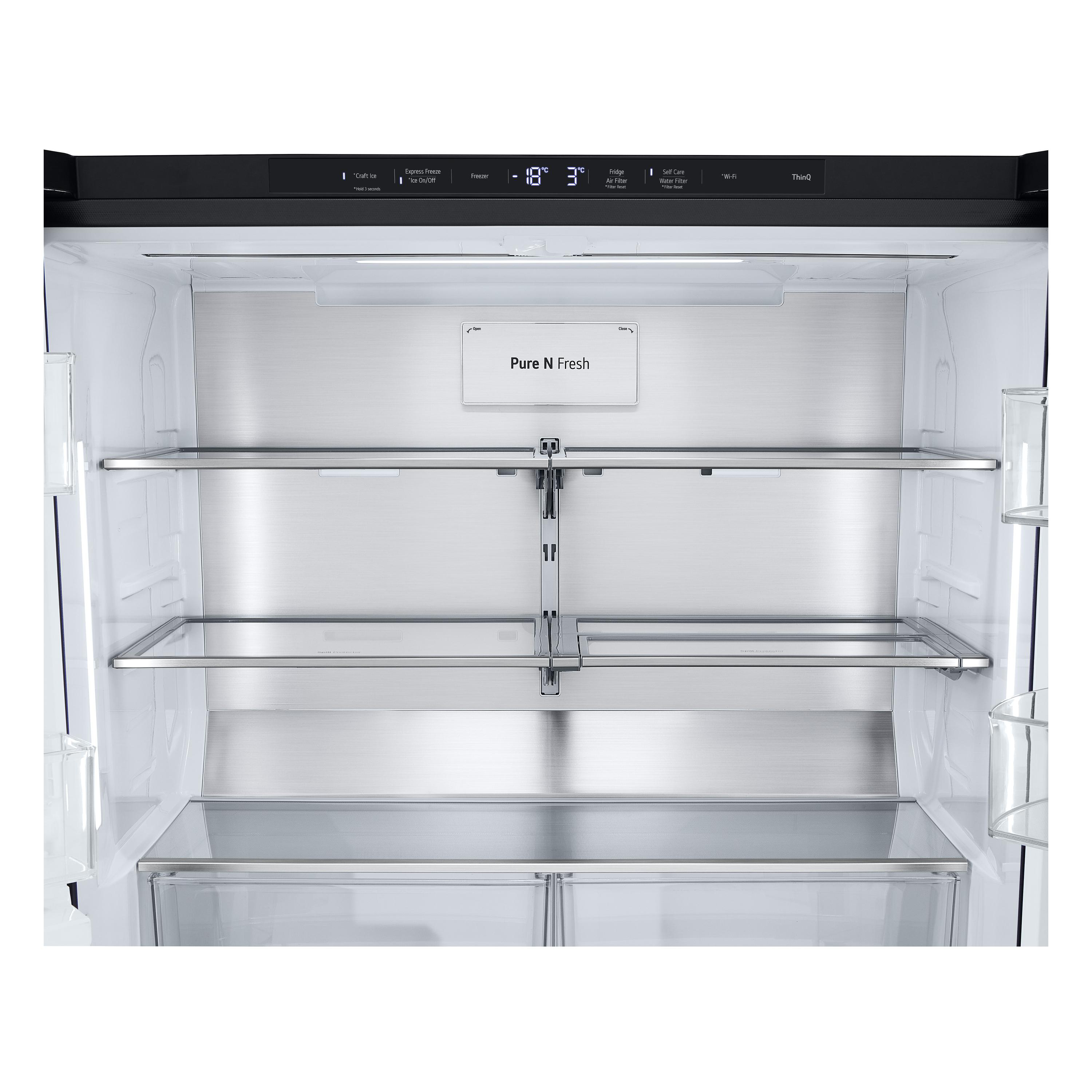 Leerer Kühlschrankinnenraum mit Regalen und Schubladen. Schwarzes Bedienfeld oben. Edelstahl-Rückwand.